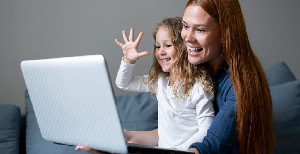 Madre e hija en teleconsulta