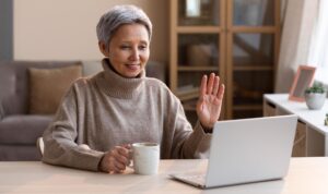 mujer mayor videoconsulta en Upmédica
